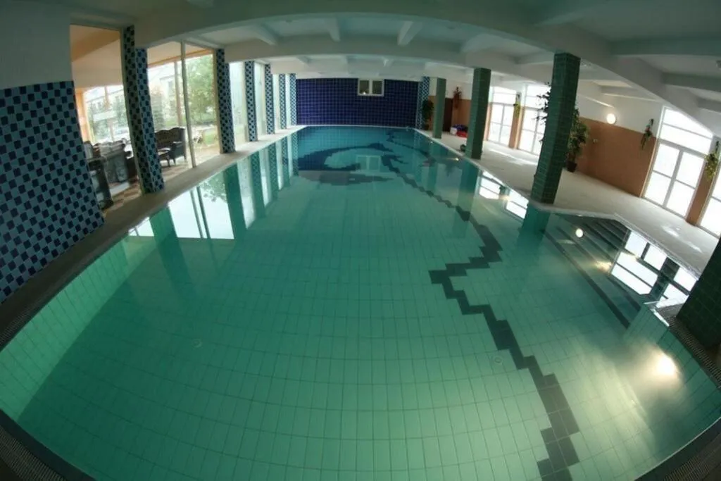 Pool, Daisy Superior, Krakow