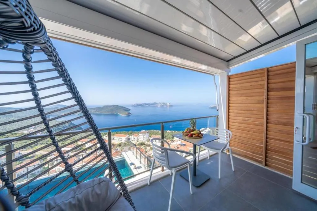 Room, Un Amor Hotel, Dalaman