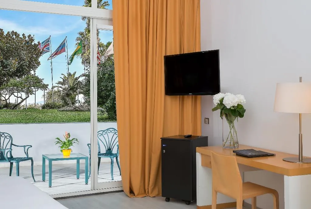 FAMILY ROOM GARDEN VIEW Room, Hilton Sorrento Palace, Naples
