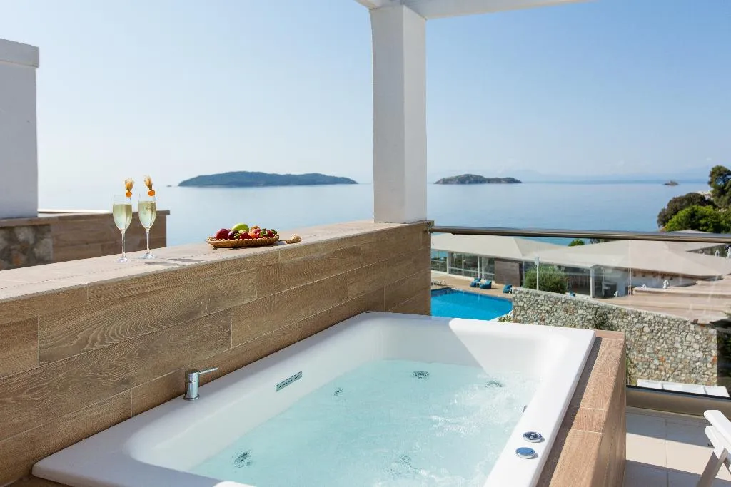 JUNIOR SUITE WITH JACUZZI Room, Kassandra Bay Resort, Suites & SPA, Skiathos