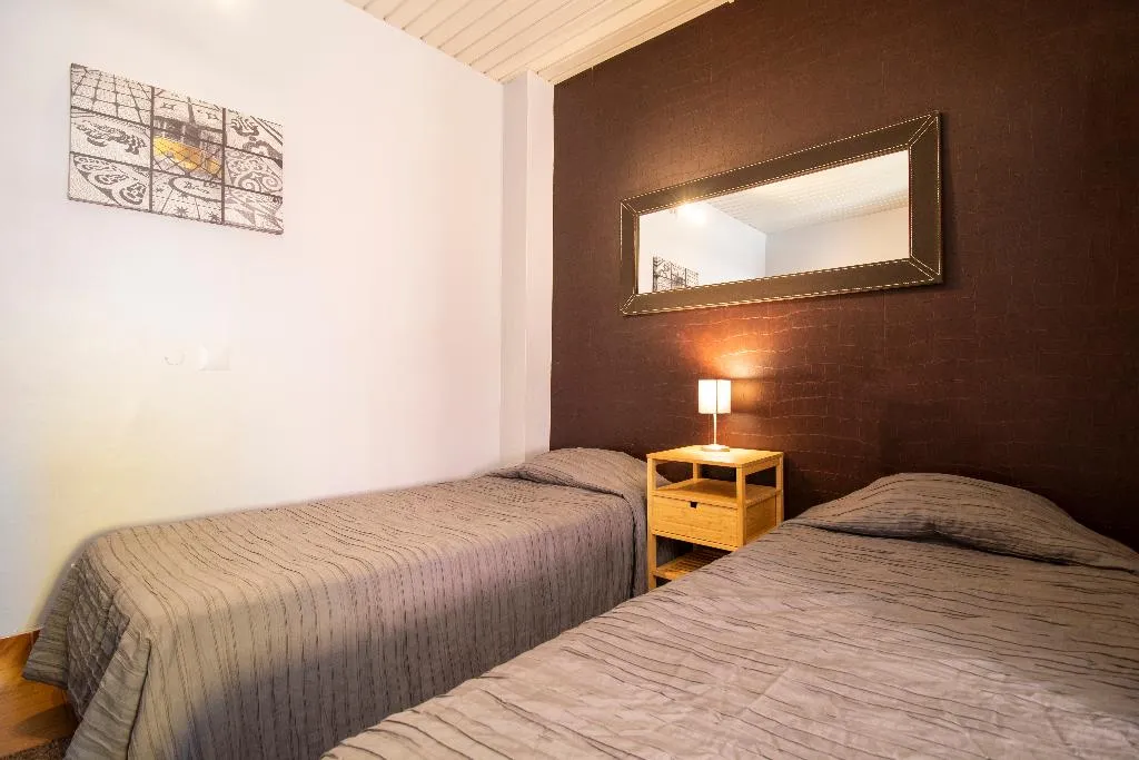 Room, V Dinastia, Lisbon