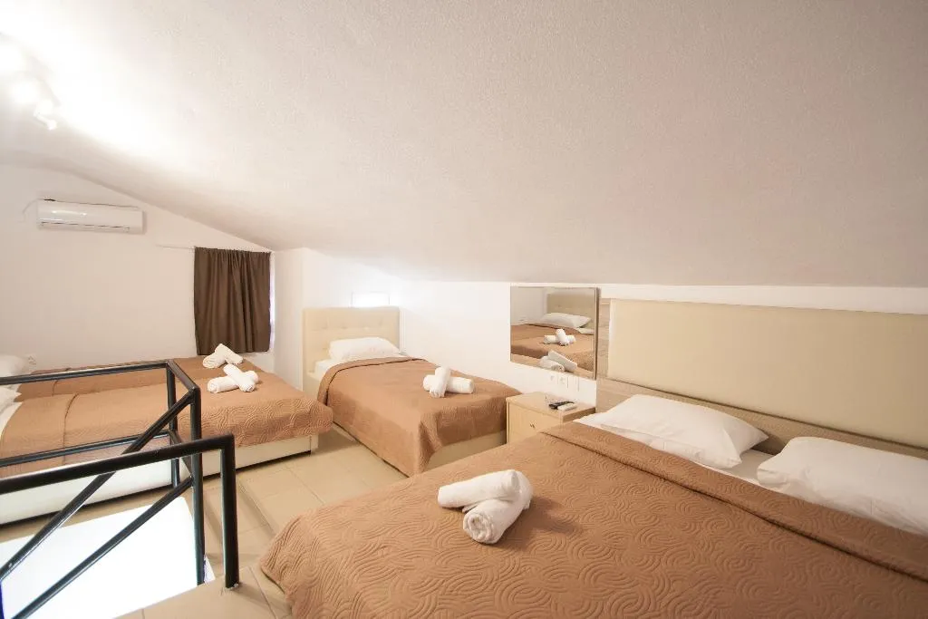 Room CAPACITY 6 Room, Pension Avocado, Skiathos