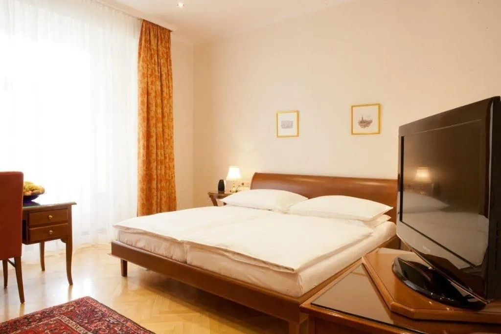 DOUBLE STANDARD Room, Kaiserin Elisabeth, Vienna