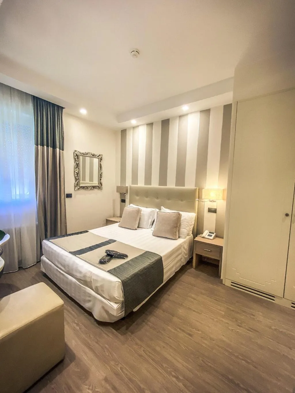 JUNIOR SUITE QUEEN SIZE BED Room, Tigullio Hotel et de Milan, Cagliari