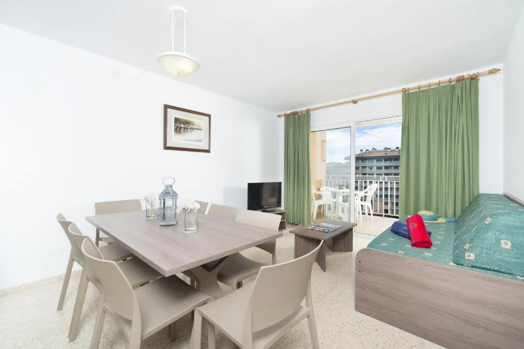 APARTMENT CAPACITY 8 THREE BEDROOMS Room, Apartaments Condado, Costa Brava