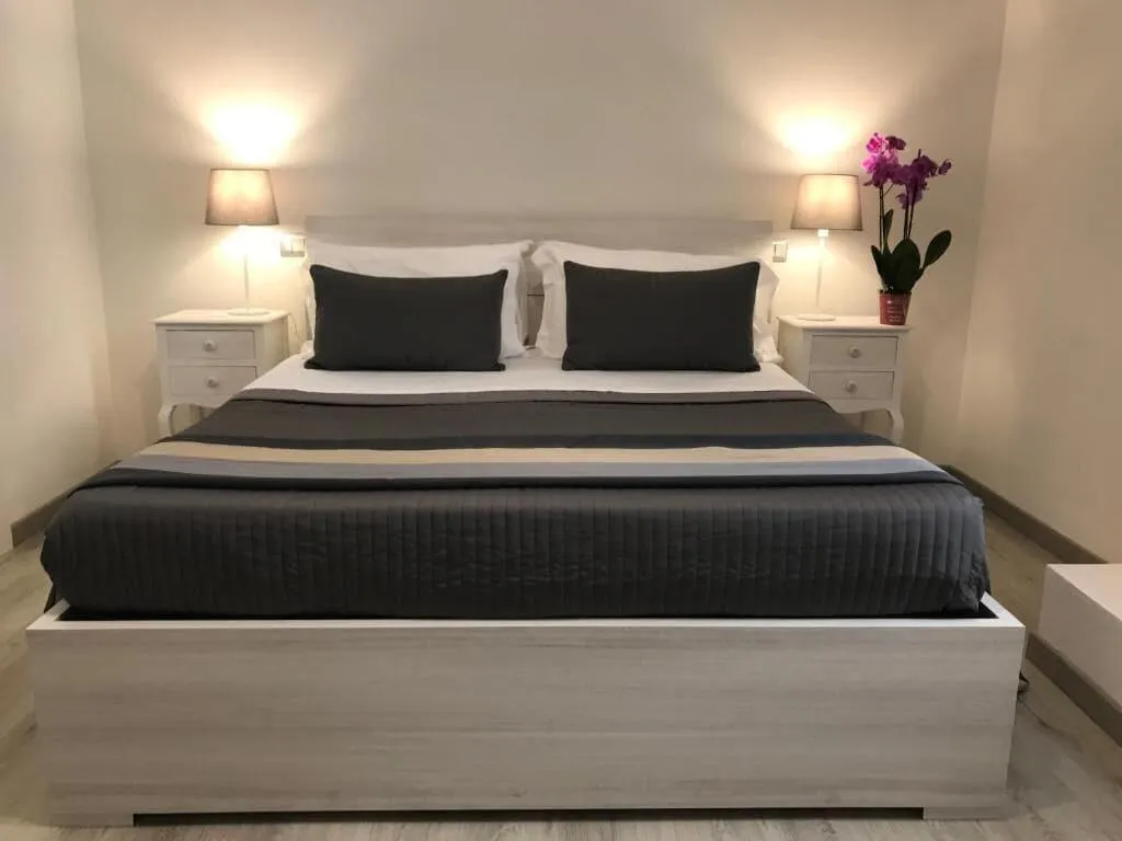 Room, Angolo Di Roma, Naples