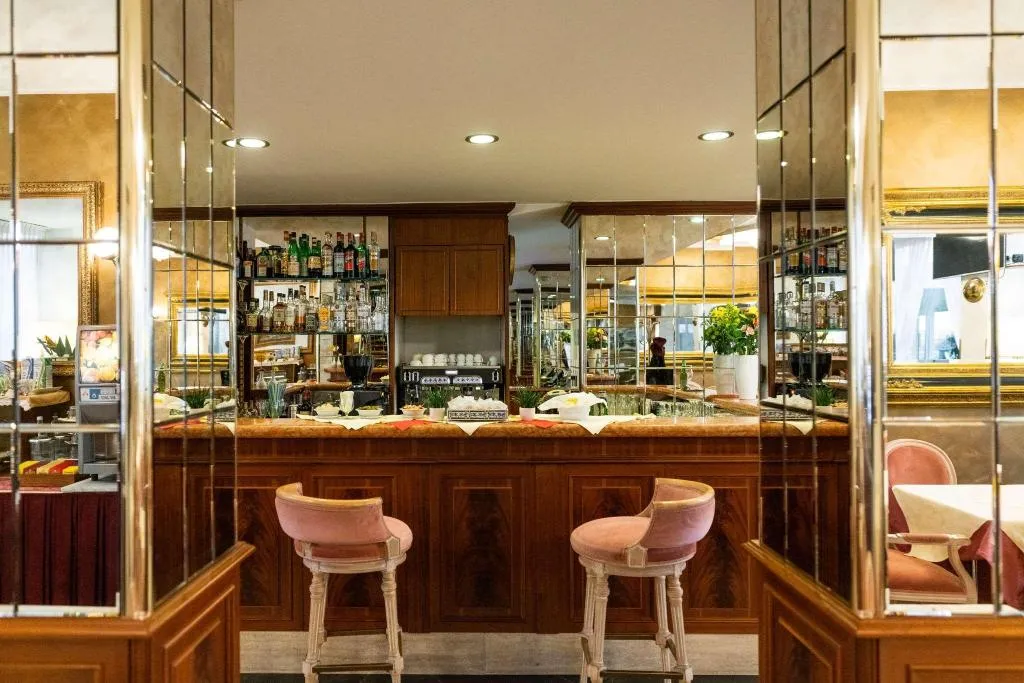 Bar, Alga, Milan