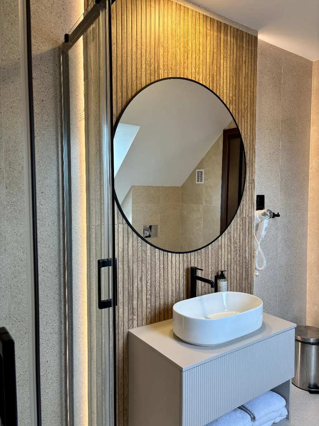 QUADRUPLE FOUR BEDROOMS TWO BATHROOMS Room, Fero Express, Krakow