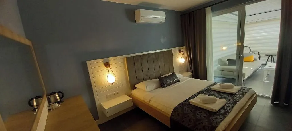 Room, Un Amor Hotel, Dalaman