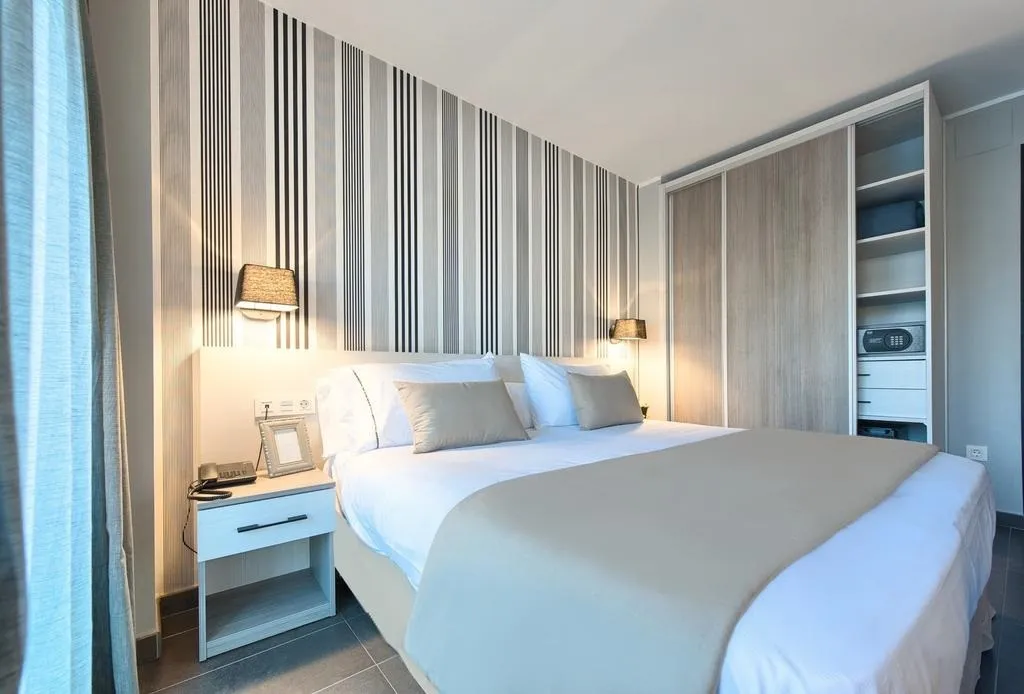 DOUBLE SUPERIOR Room, New Hotel Colon, Barcelona