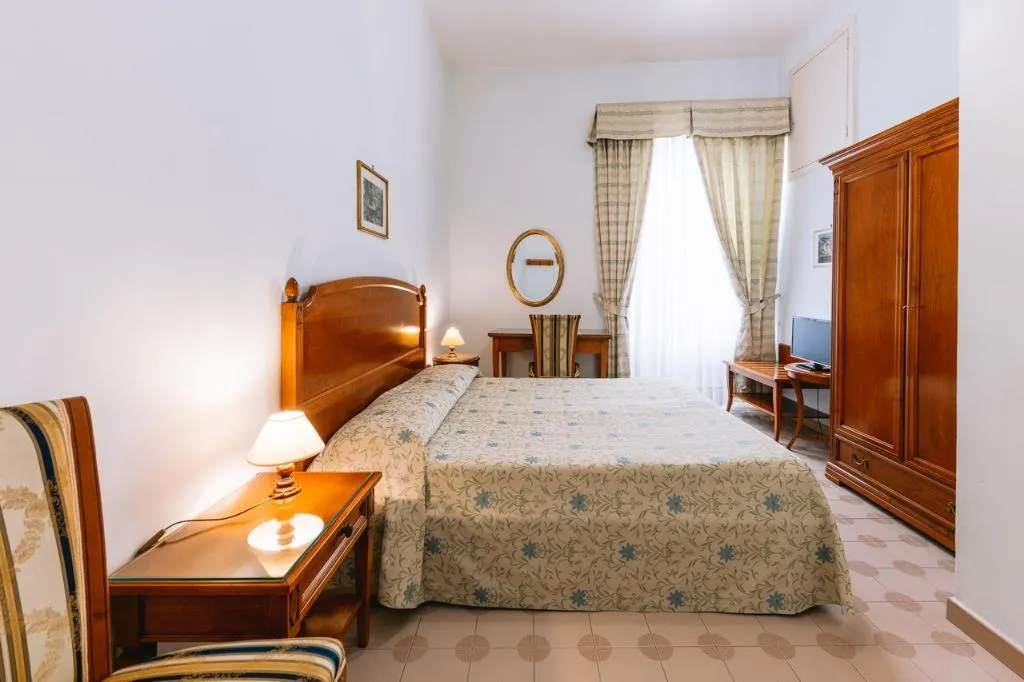 DOUBLE SUPERIOR Room, Hotel Toro, Naples