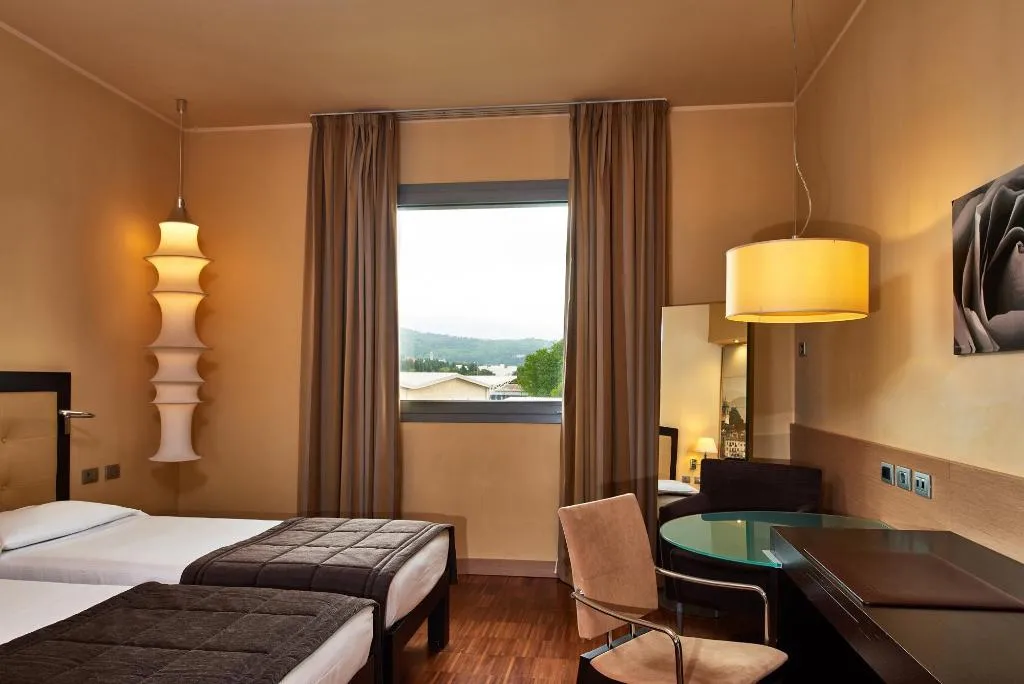 Room, Cruise, Milan