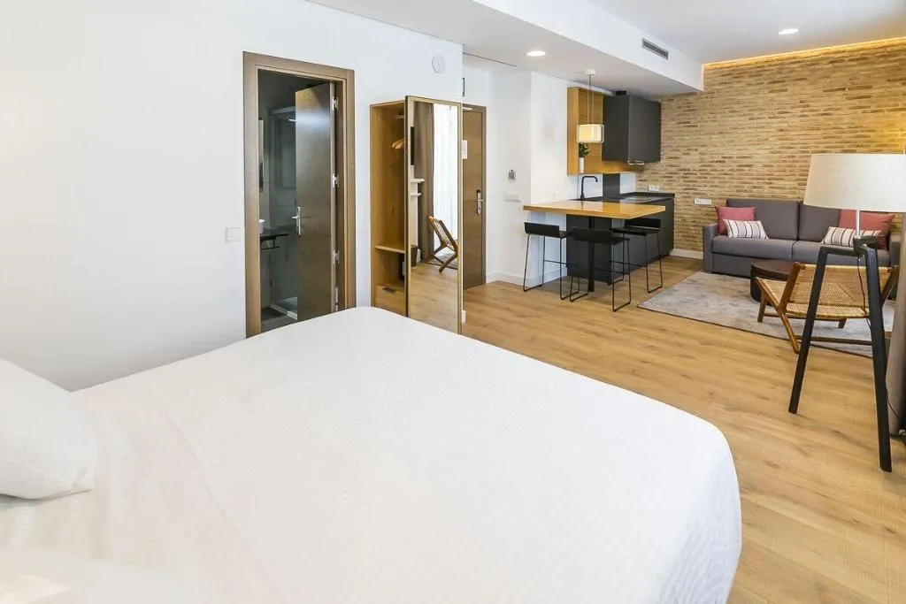 Room, Aquitania Home Suites, Seville