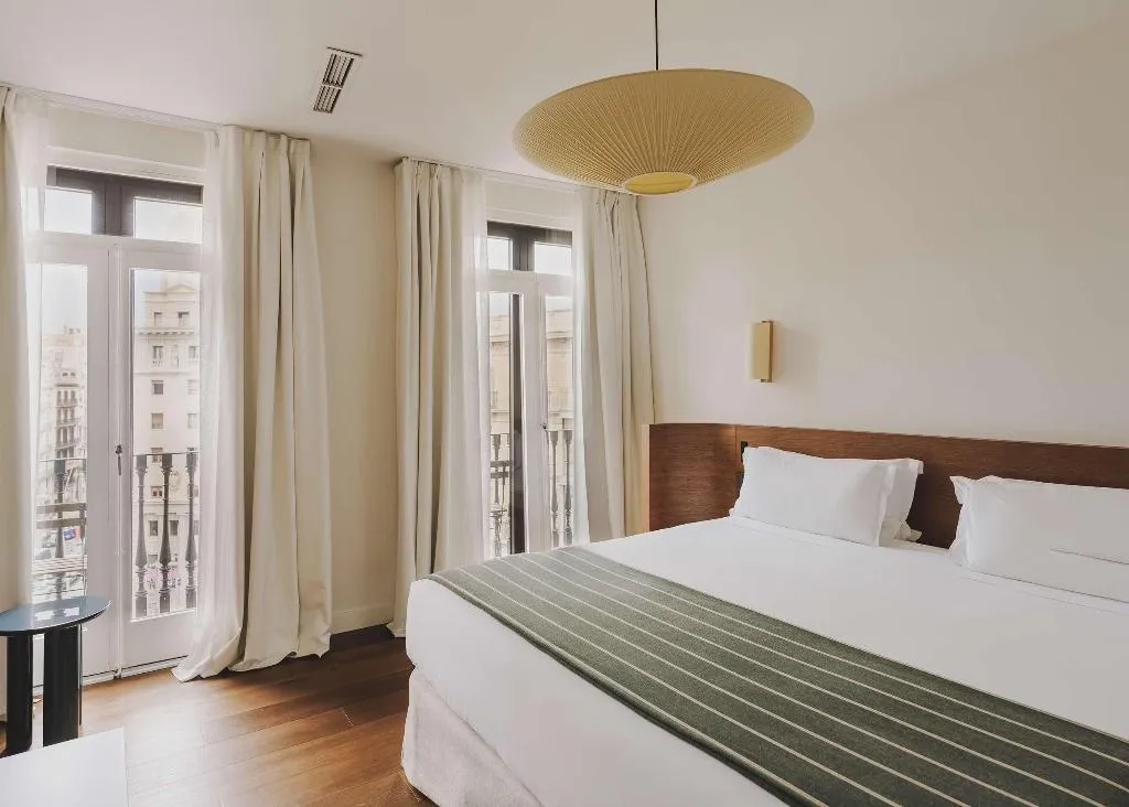 Room, Regina, Barcelona