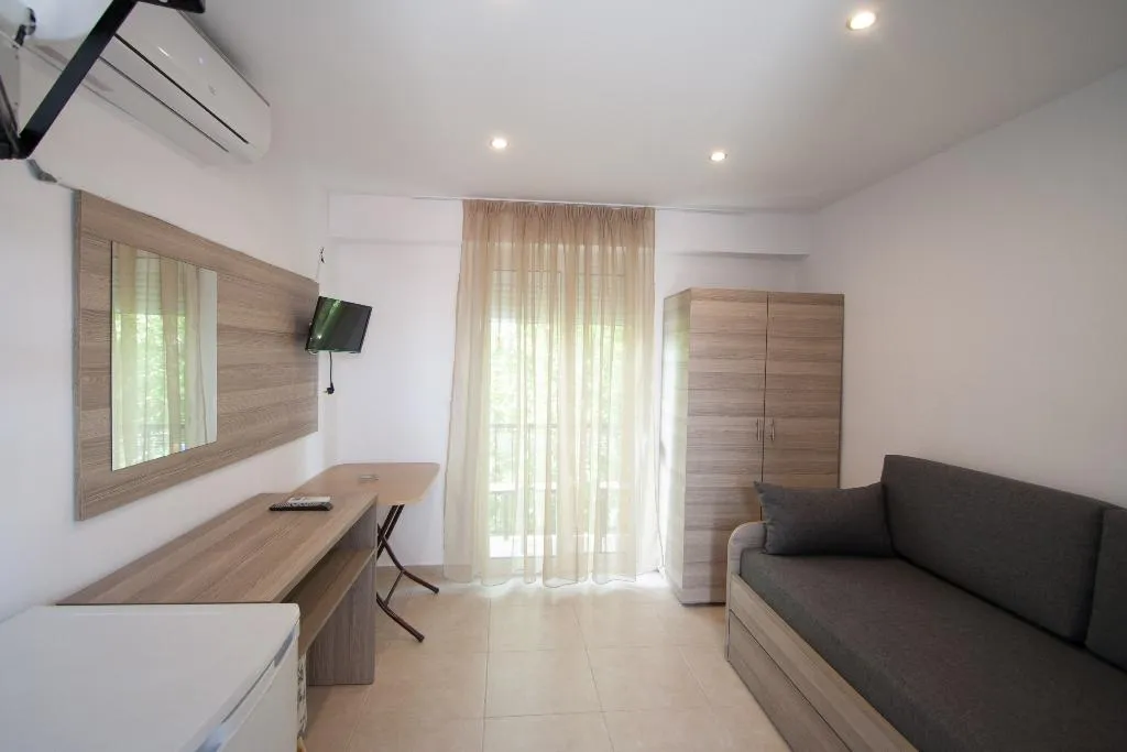 QUADRUPLE STANDARD Room, Pension Avocado, Skiathos