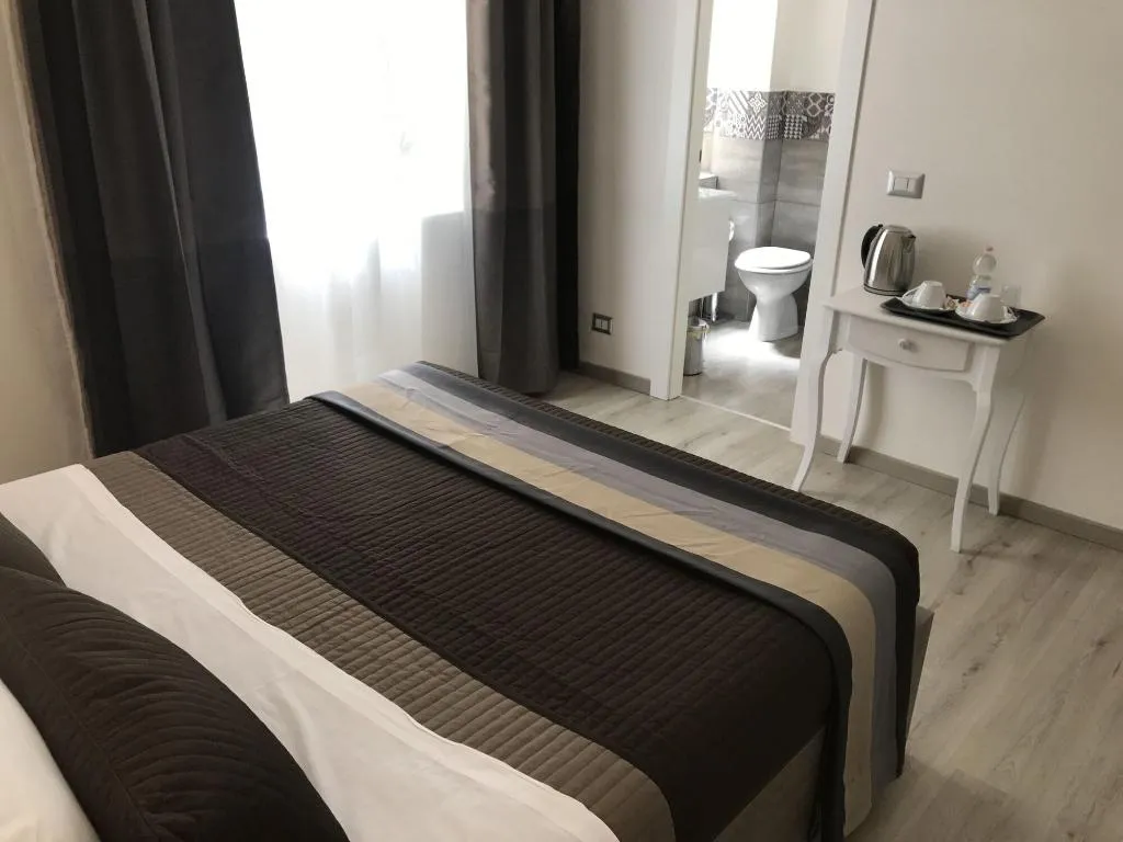 Room, Angolo Di Roma, Naples