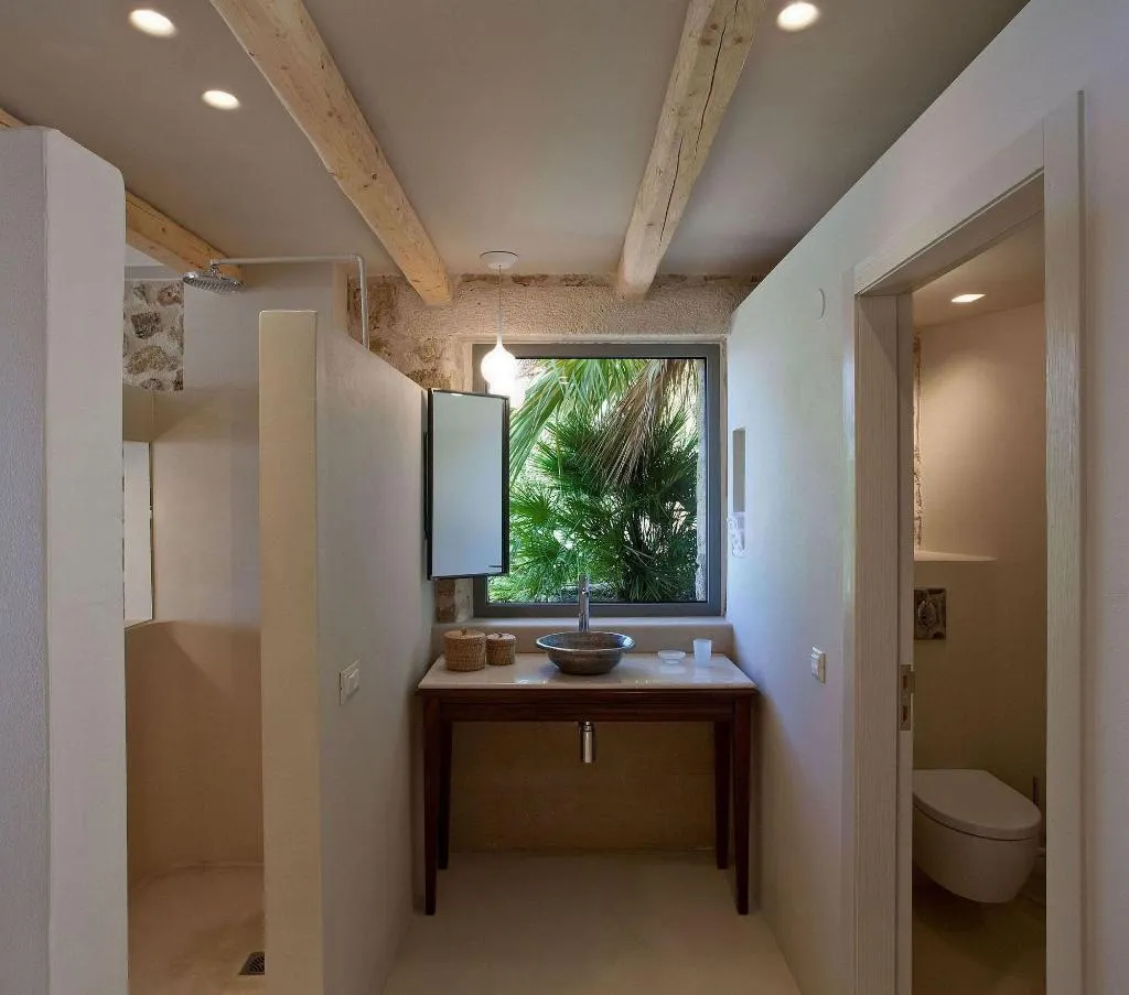 Room, F Zeen, Kefallinia
