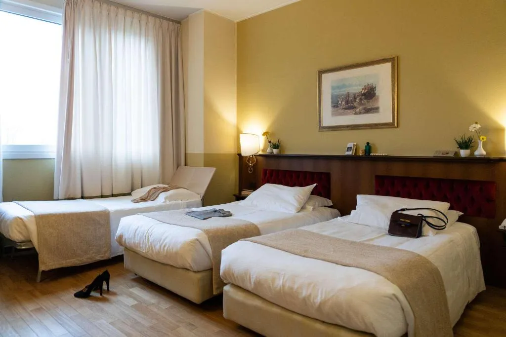Room, Alga, Milan