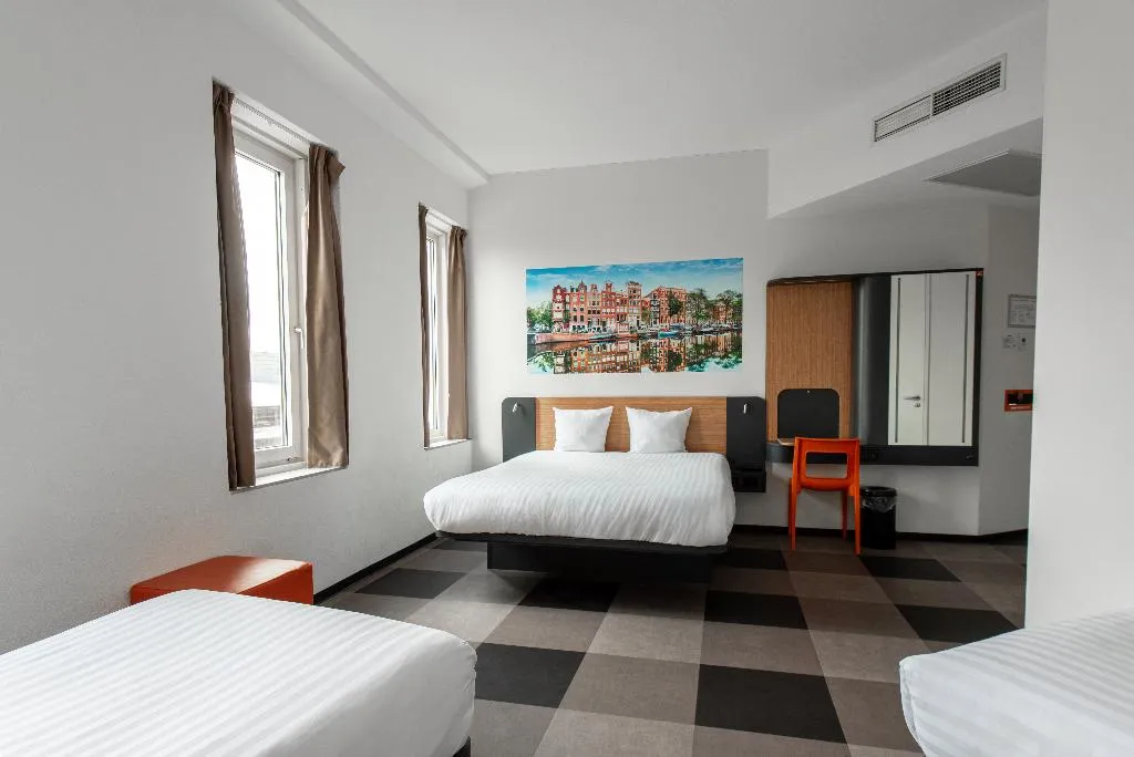 QUADRUPLE STANDARD Room, easyHotel Amsterdam Arena Boulevard, Amsterdam