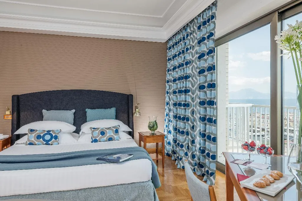 JUNIOR SUITE SEA VIEW Room, Royal Continental, Naples