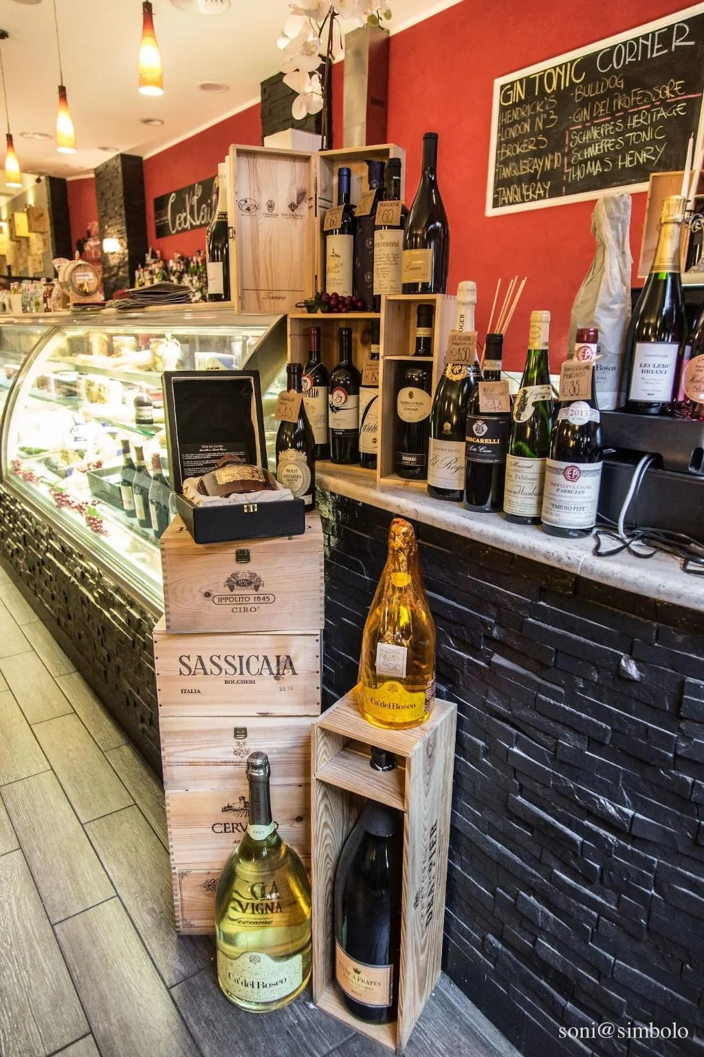 Bar, Gate 40, Naples