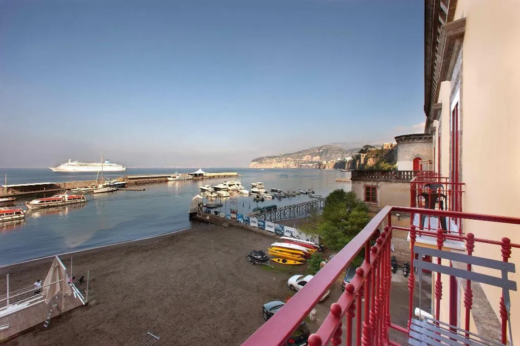 Room, Marina Piccola 73, Naples