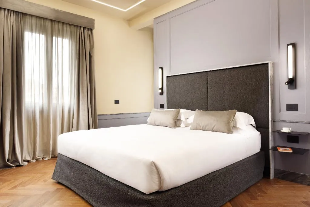 JUNIOR SUITE CAPACITY 3 Room, Floren Luxury Hotel, Florence
