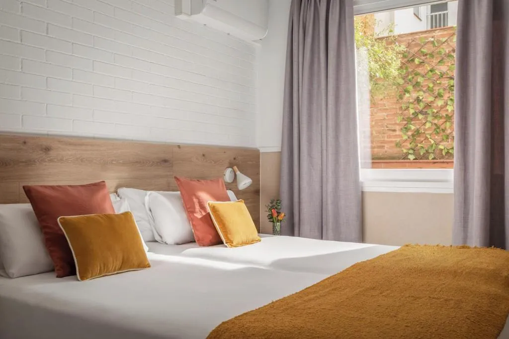 TRIPLE STANDARD Room, House by pillow, Barcelona