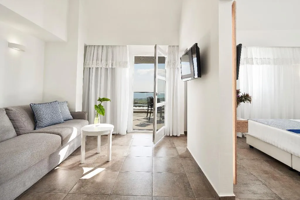 SUITE DELUXE WITH JACUZZI Room, Aressana Spa Hotel and Suites, Santorini