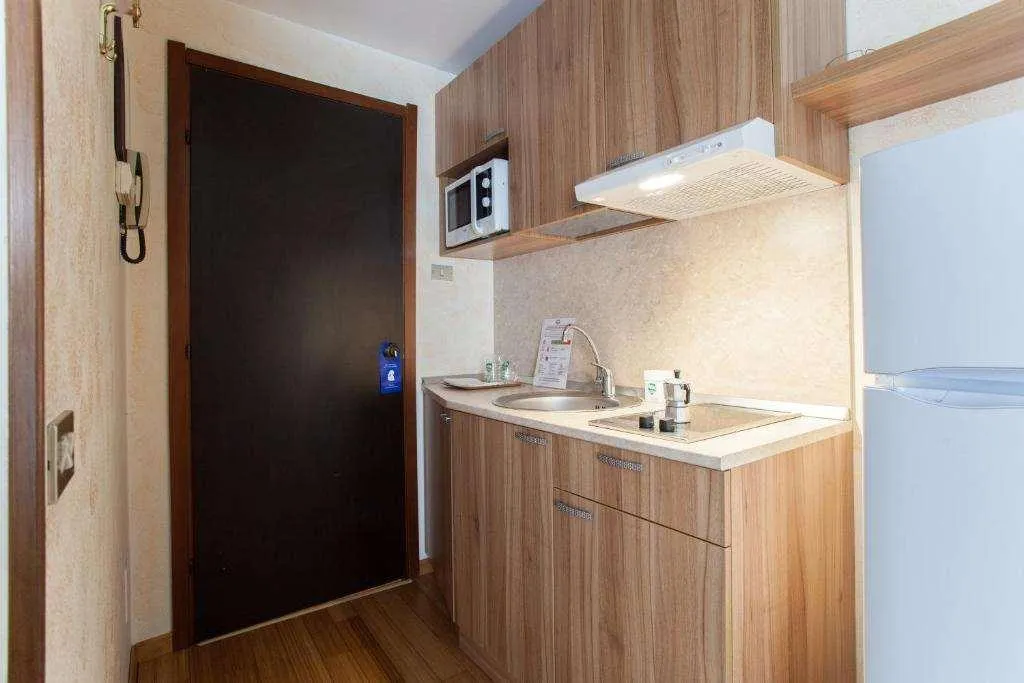 Room, Residence Desenzano, Milan