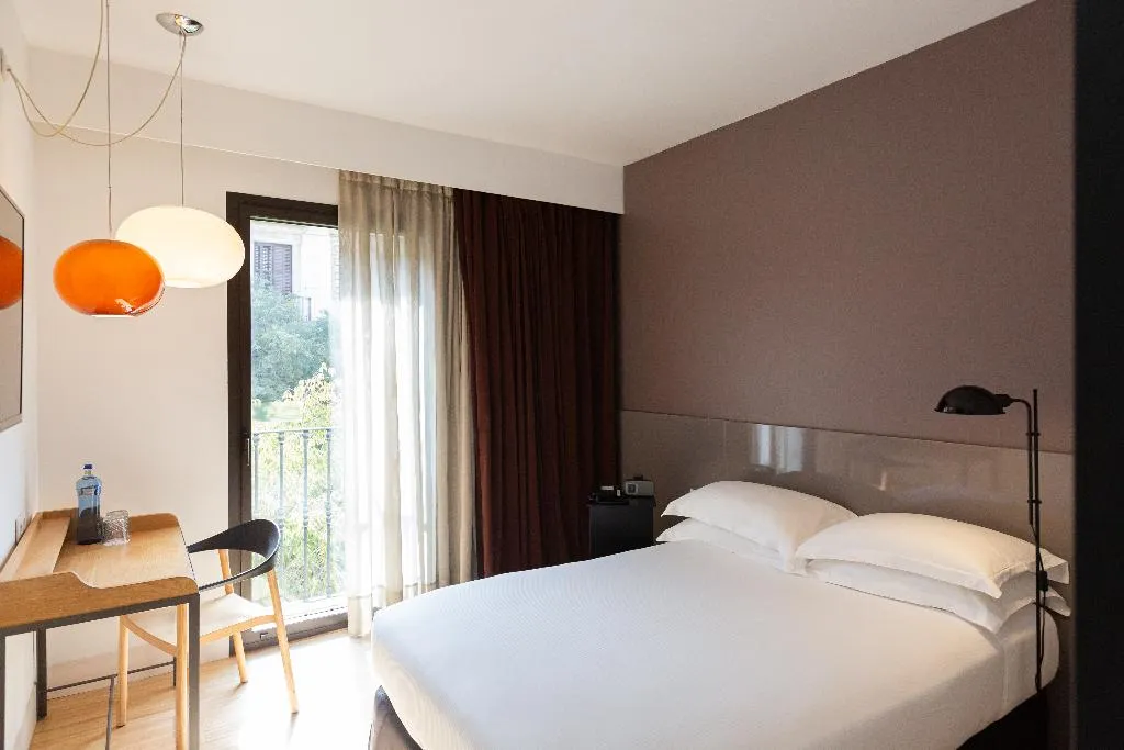 SINGLE GUEST ROOM Room, Alexandra Barcelona, Curio Collection by Hilton, Barcelona