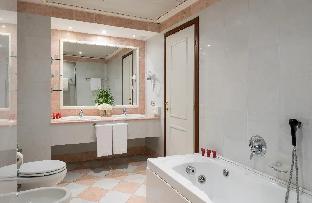 TRIPLE SUPERIOR Room, Leonardo Hotel Milan City Center, Milan