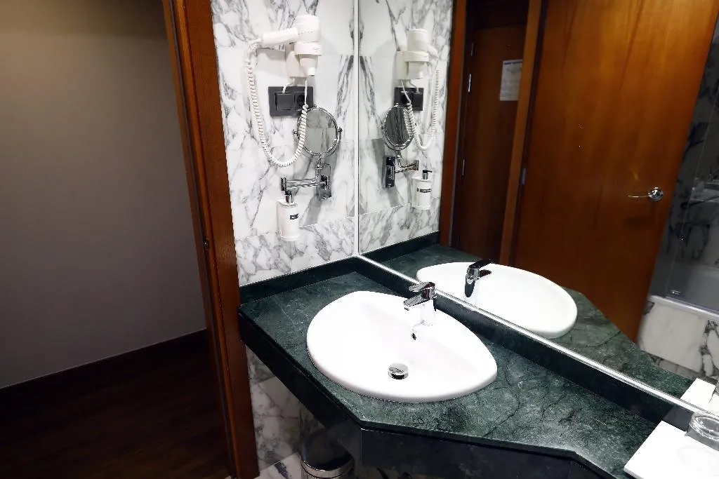 TRIPLE STANDARD Room, Travelodge Madrid Coslada Aeropuerto, Madrid