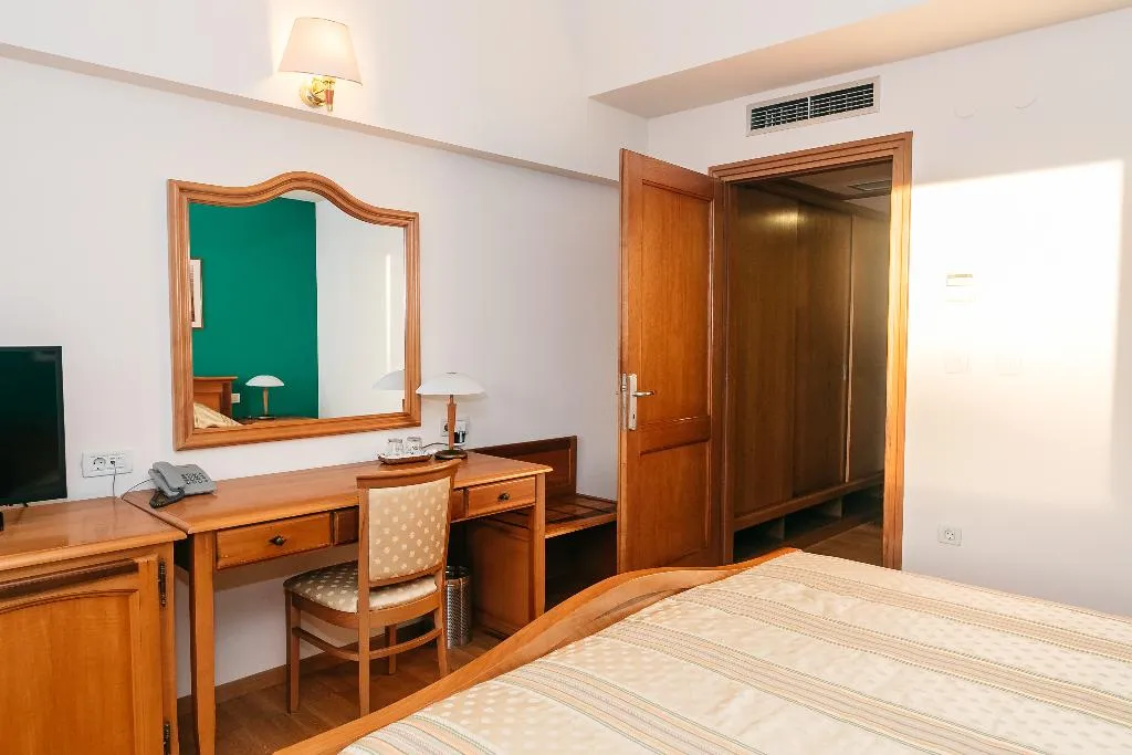 DOUBLE STANDARD Room, Spongiola, Split