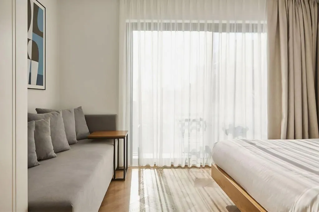 Room, Neoma, Athens