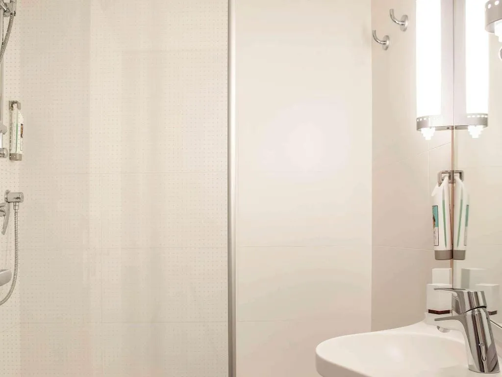 DOUBLE WITH DOUBLE BED Room, Ibis Barcelona Cornella, Barcelona