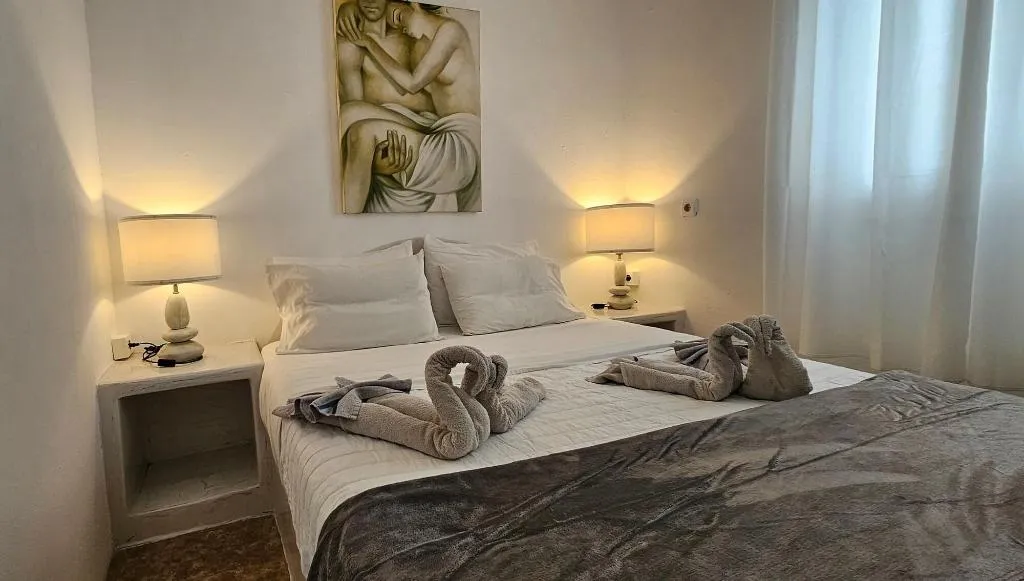 Room, Pleasure Beachside Studios, Santorini