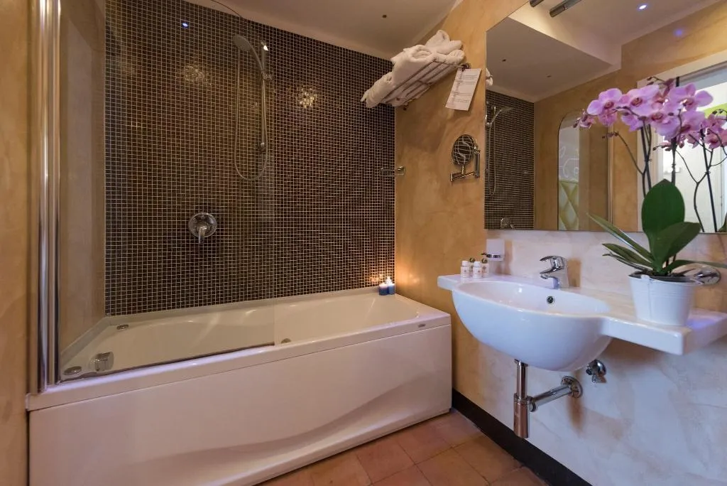 DOUBLE CLASSIC Room, Palazzo Ferraioli, Naples