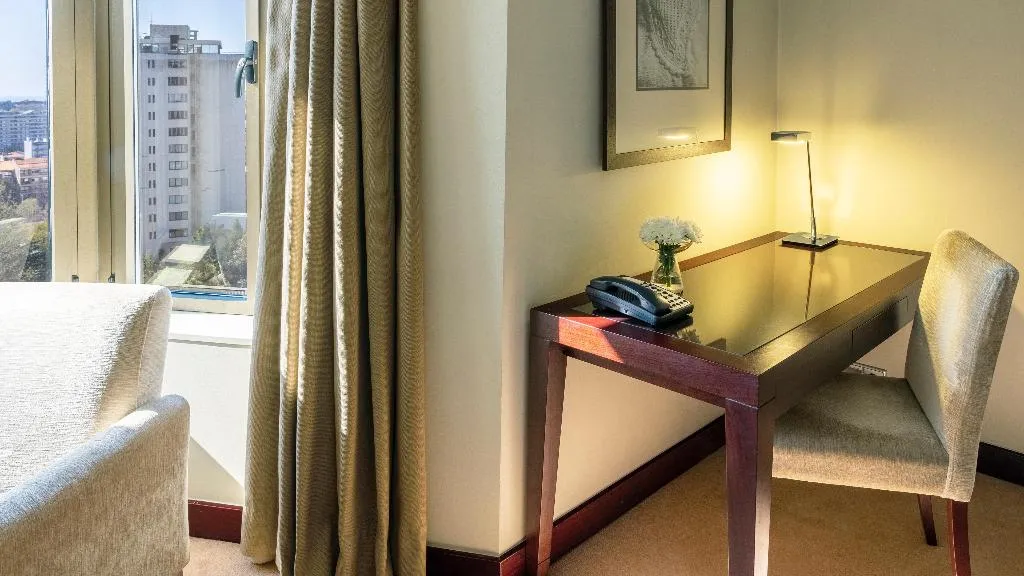 TWIN CITY VIEW Room, Crowne Plaza Porto, Porto