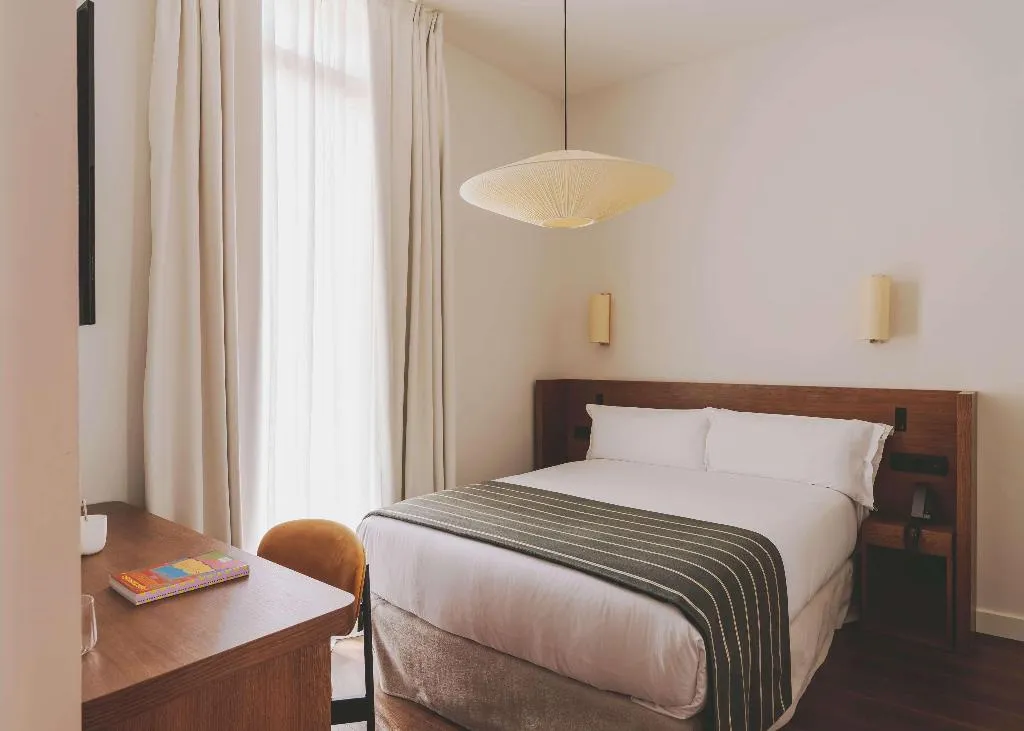 Room, Regina, Barcelona