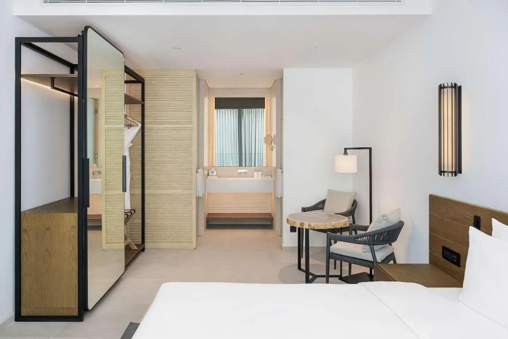 Room, Radisson Beach Resort Palm Jumeirah, Dubai