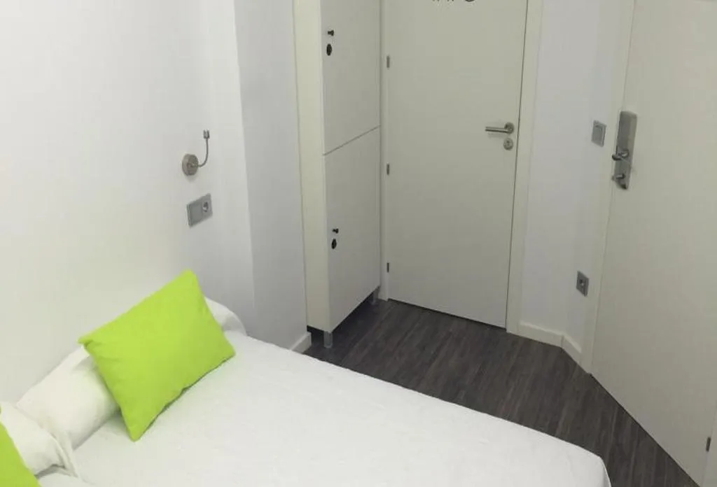 Room CAPACITY 6 ONE BEDROOM Room, Chameleon Hostel Alicante, Costa Blanca