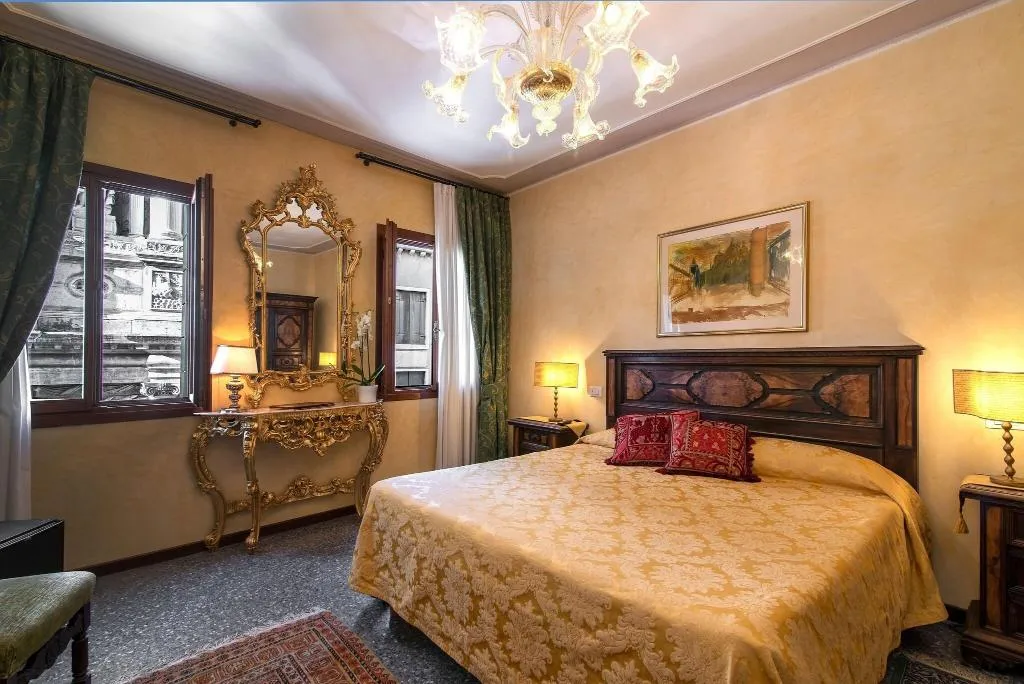 Room, Bel Sito e Berlino, Venice