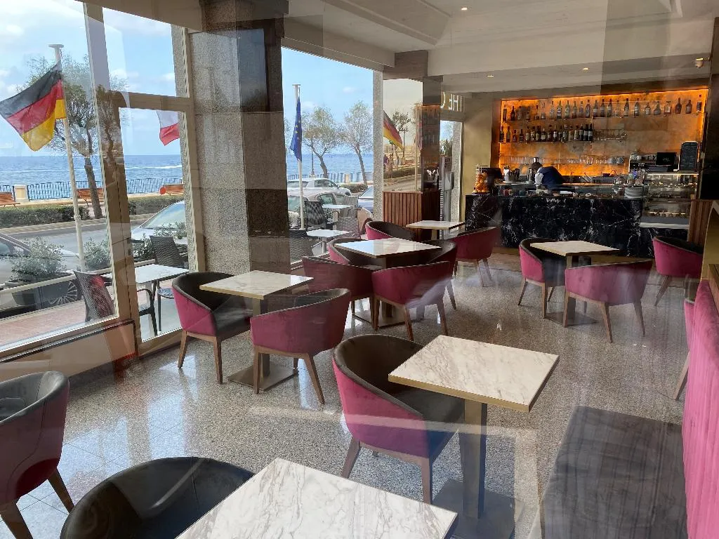 Bar, Diplomat, Malta