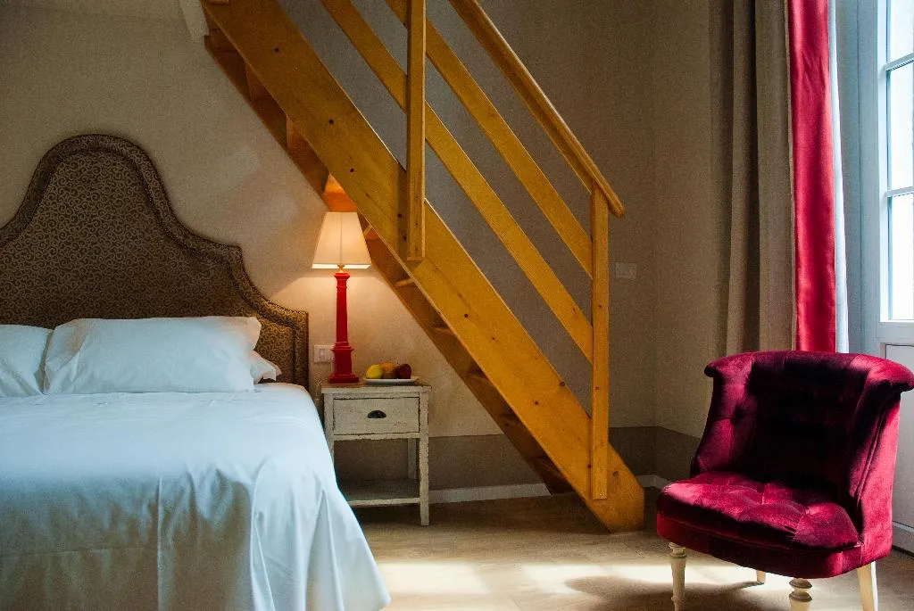 QUADRUPLE CITY VIEW Room, Black 5 Florence Suite, Florence