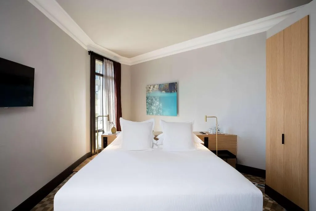 Room PREMIUM Room, Alexandra Barcelona, Curio Collection by Hilton, Barcelona