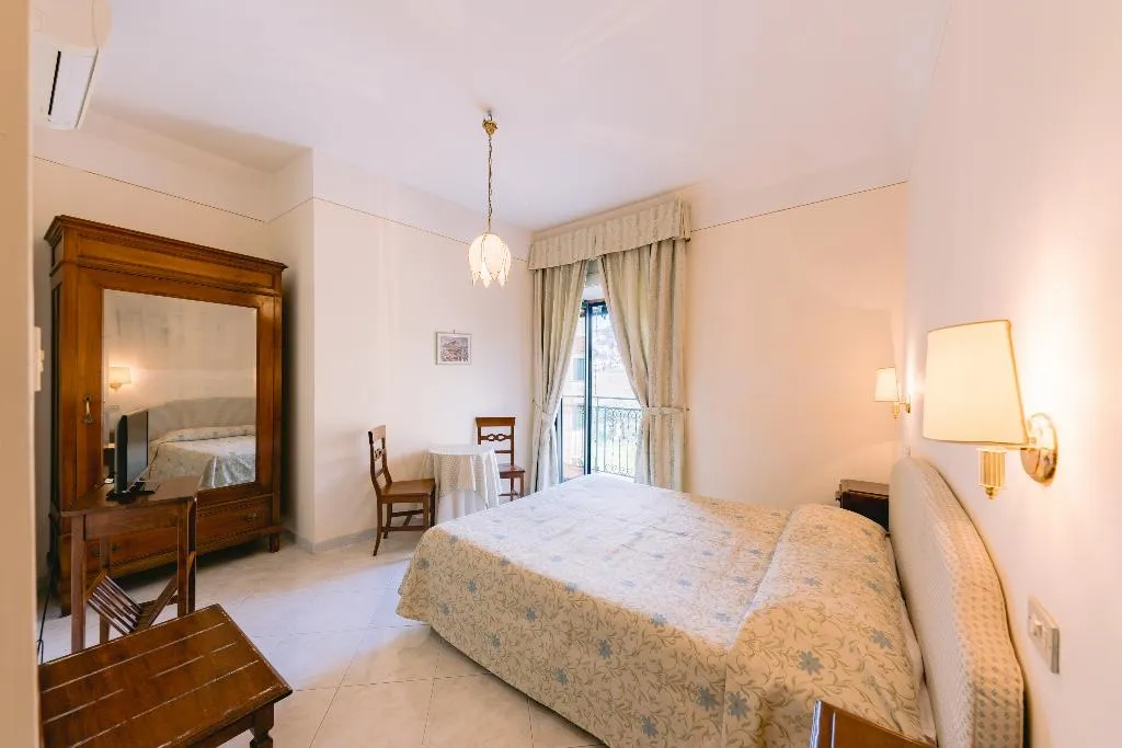 DOUBLE SUPERIOR WITH BALCONY Room, Hotel Toro, Naples