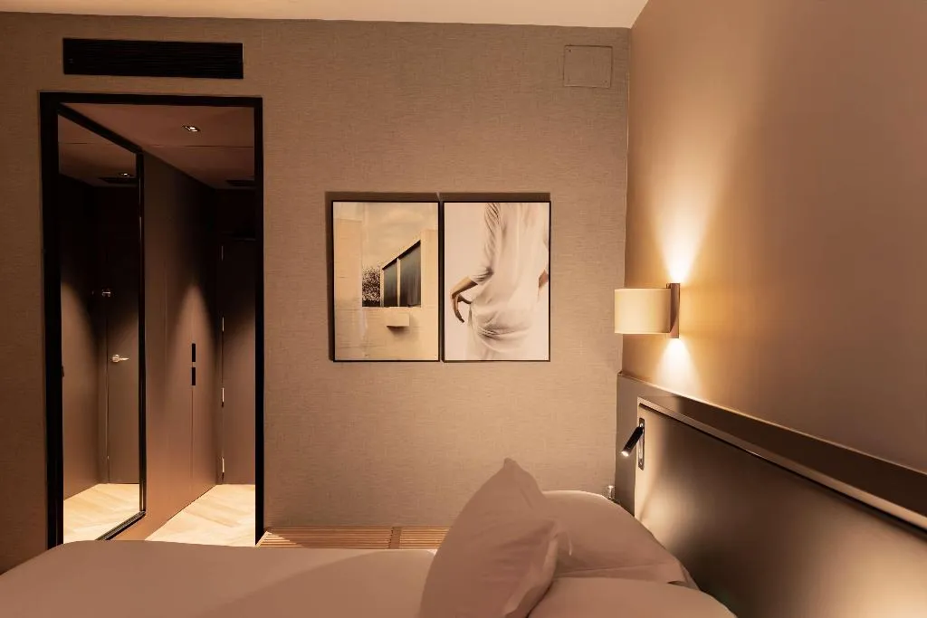 DOUBLE POOL VIEW Room, Alexandra Barcelona, Curio Collection by Hilton, Barcelona