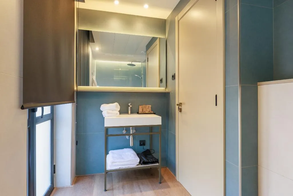 TRIPLE INNER Room, Hotel Medinaceli 4*S, Barcelona