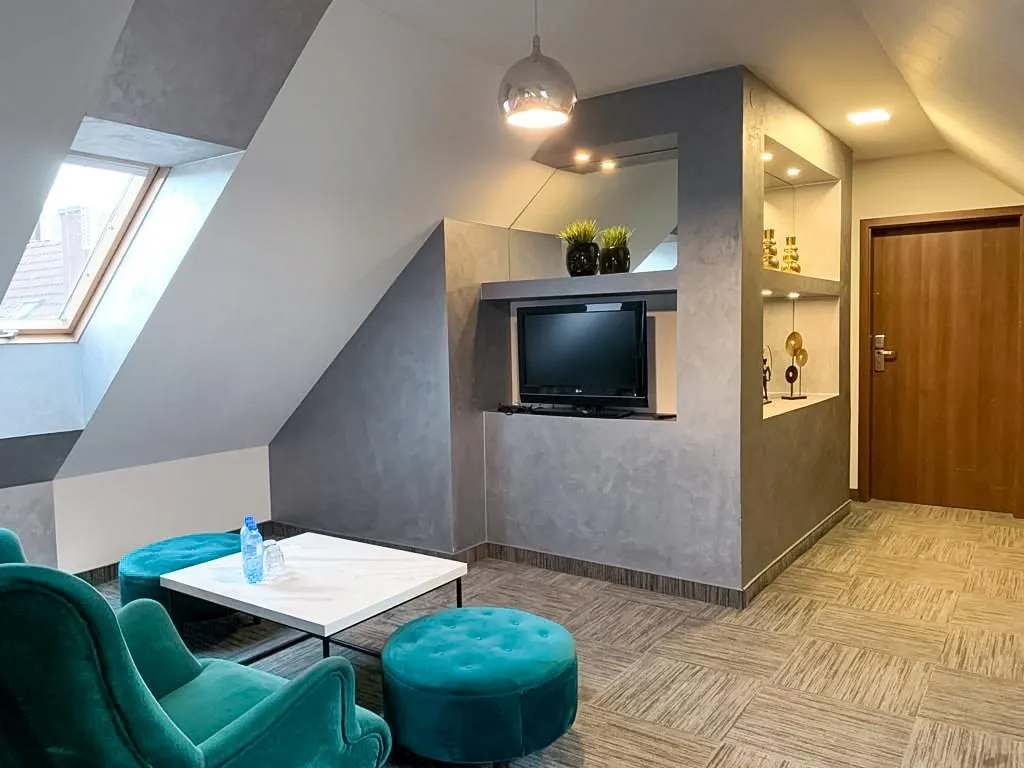 QUADRUPLE FOUR BEDROOMS TWO BATHROOMS Room, Fero Express, Krakow